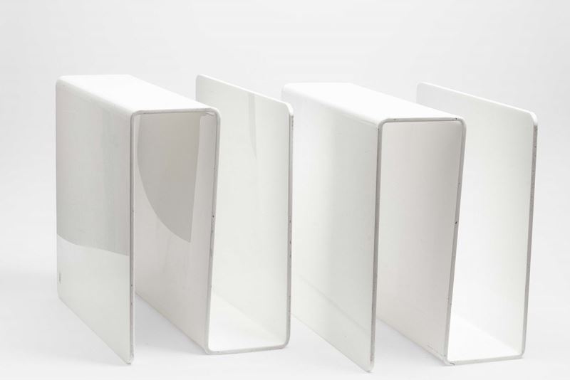 Due portariviste con struttura in plexiglass bianco.  - Auction Design Lab - Cambi Casa d'Aste
