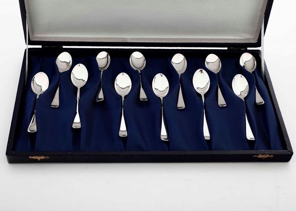 Lotto di 12 cucchiaini in argento. Argenteria italiana del XX secolo. Argentiere Mario Lampoeri, Padova