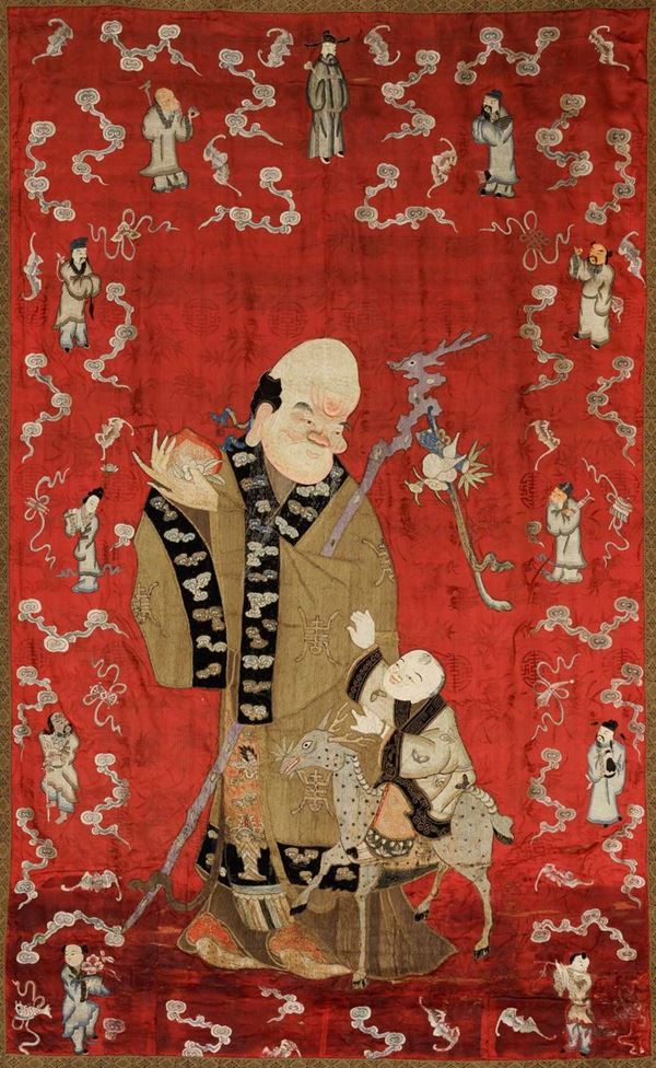 Tessuto in seta finemente ricamato con fili color oro raffigurante saggio con discepolo e cerbiatto su fondo rosso, Cina, Dinastia Qing, epoca Daoguang (1821-1850)
