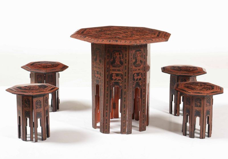 Tavolino vittoriano con 4 sgabelli in olmo cinese  - Asta Antiquariato Settembre | Cambi Time - Cambi Casa d'Aste