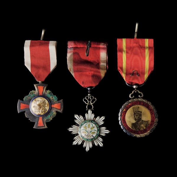 Tre medaglie in bronzo e smalti, Cina, XIX-XX secolo