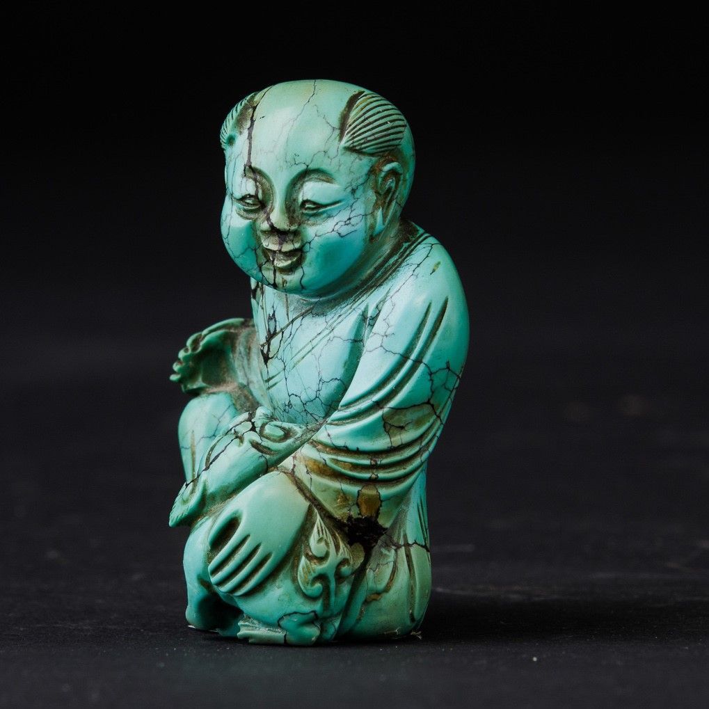 Figura di Saggio Seduto con Ruyi Scolpita in Turchese, Cina, Dinastia Qing, XIX Secolo