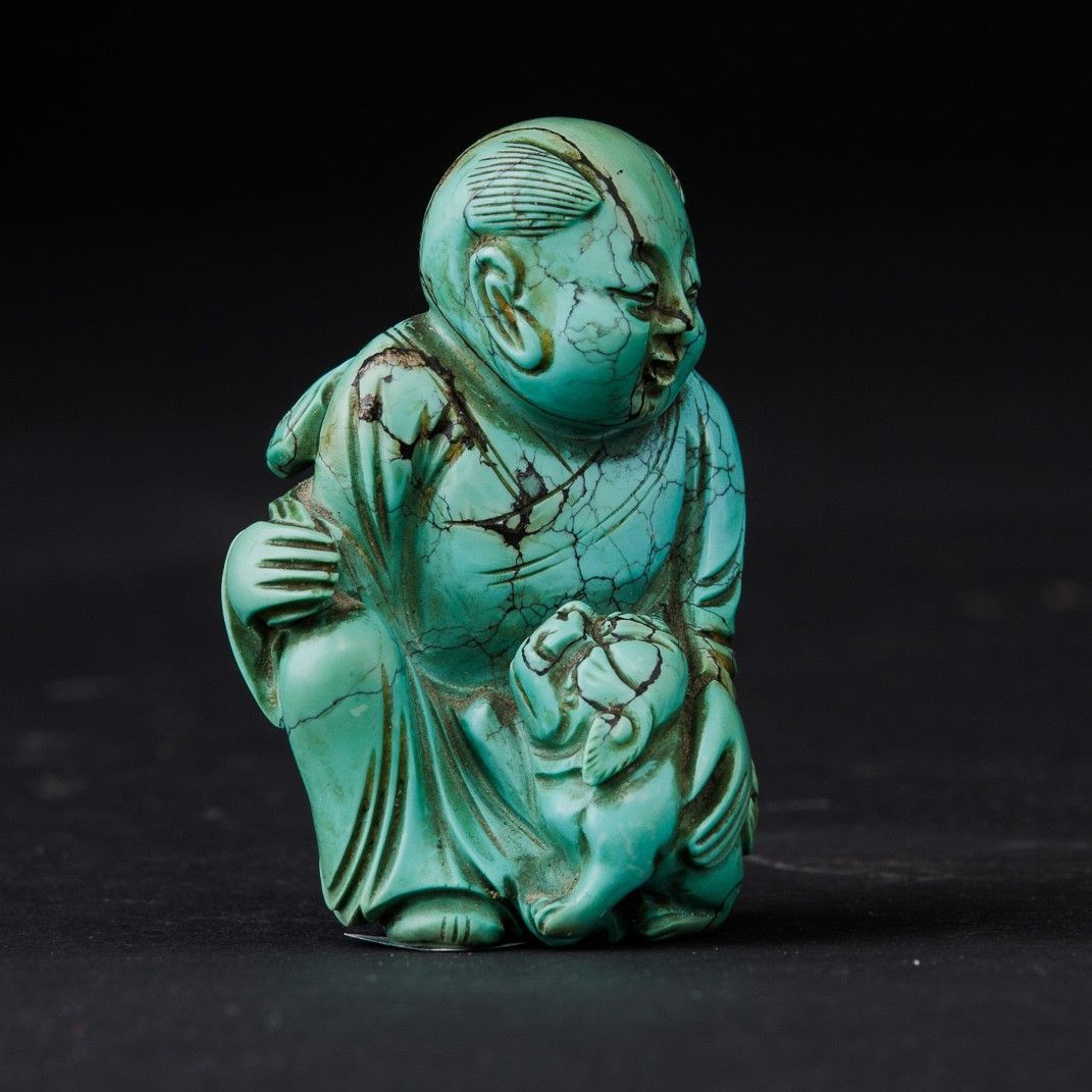 Figura di Saggio Seduto con Ruyi Scolpita in Turchese, Cina, Dinastia Qing, XIX Secolo