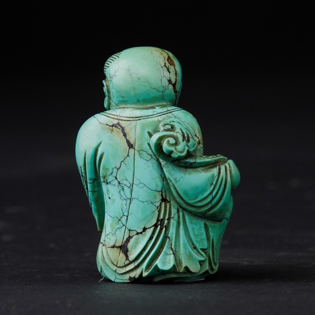Figura di Saggio Seduto con Ruyi Scolpita in Turchese, Cina, Dinastia Qing, XIX Secolo