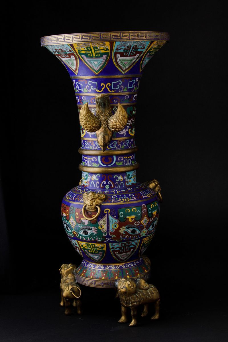 Vaso a Smalti con Figure di Arieti, Anse a Foggia di Aquila e Decori a Maschere Taotie, Cina, Din...