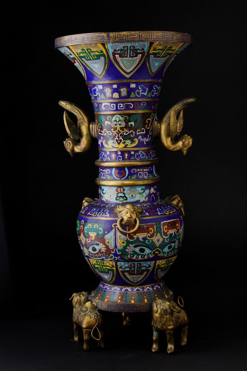 Vaso a Smalti con Figure di Arieti, Anse a Foggia di Aquila e Decori a Maschere Taotie, Cina, Din...