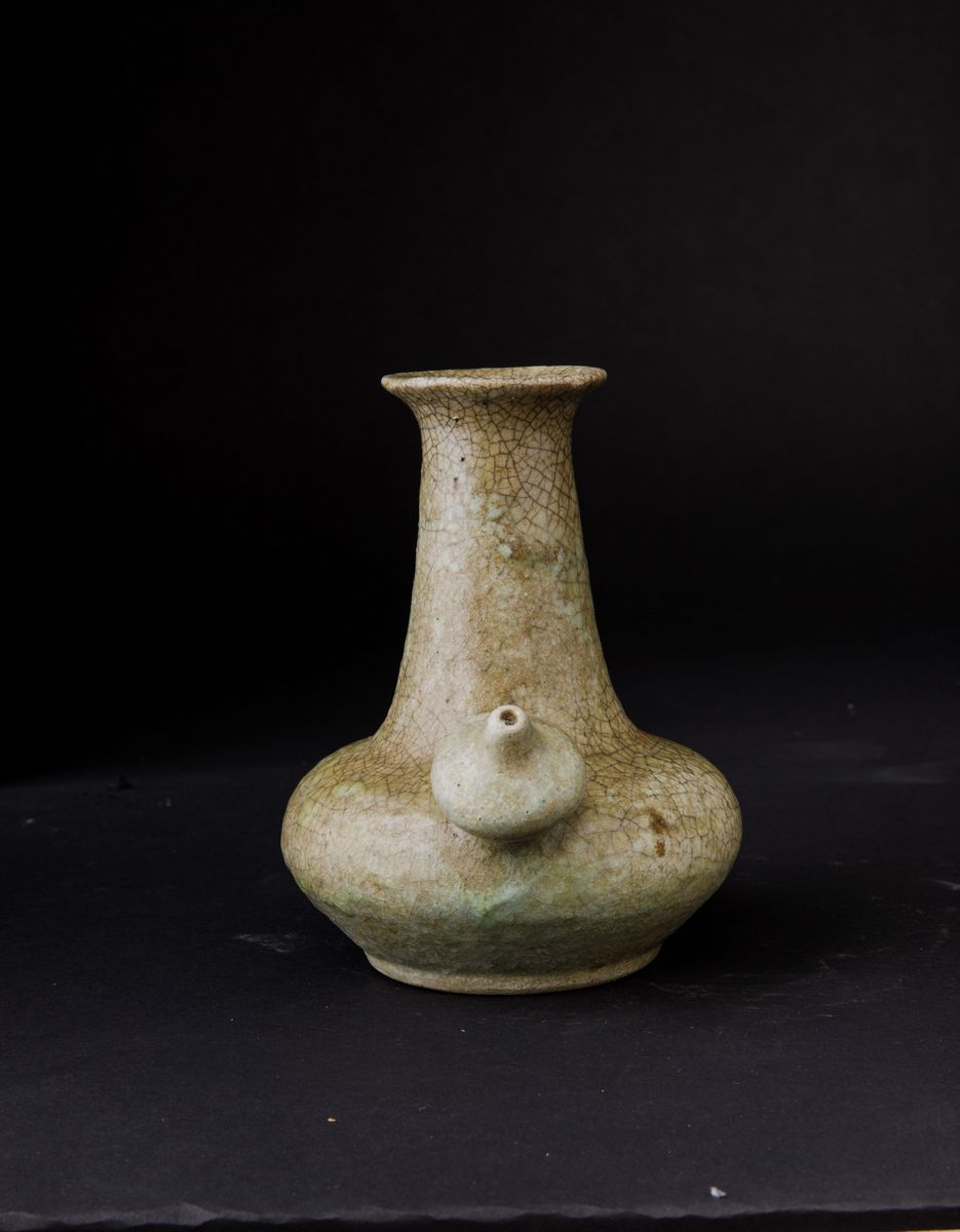 Versatoio in Porcellana Guan Color Celadon, Cina, Dinastia Qing, XIX Secolo