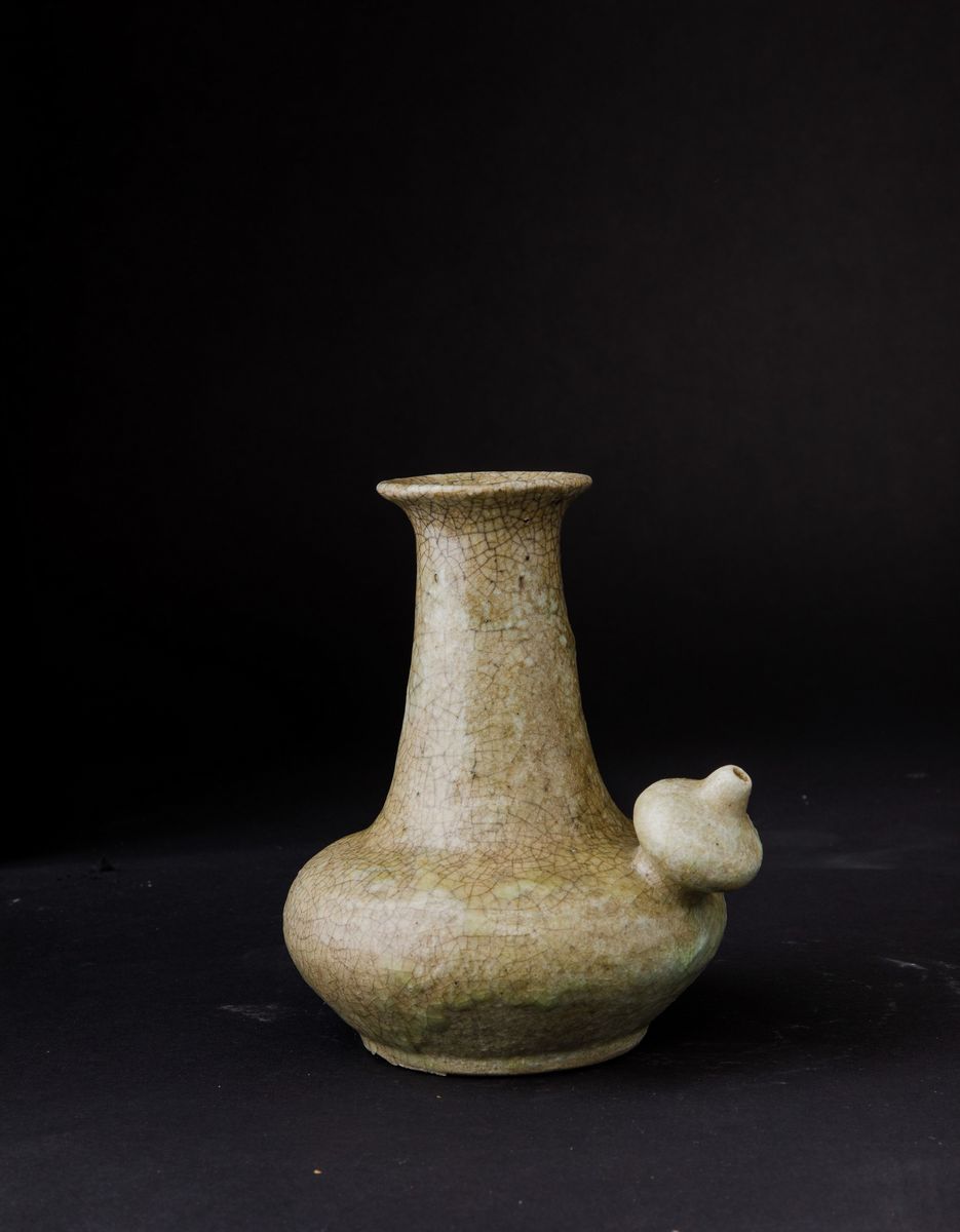 Versatoio in Porcellana Guan Color Celadon, Cina, Dinastia Qing, XIX Secolo
