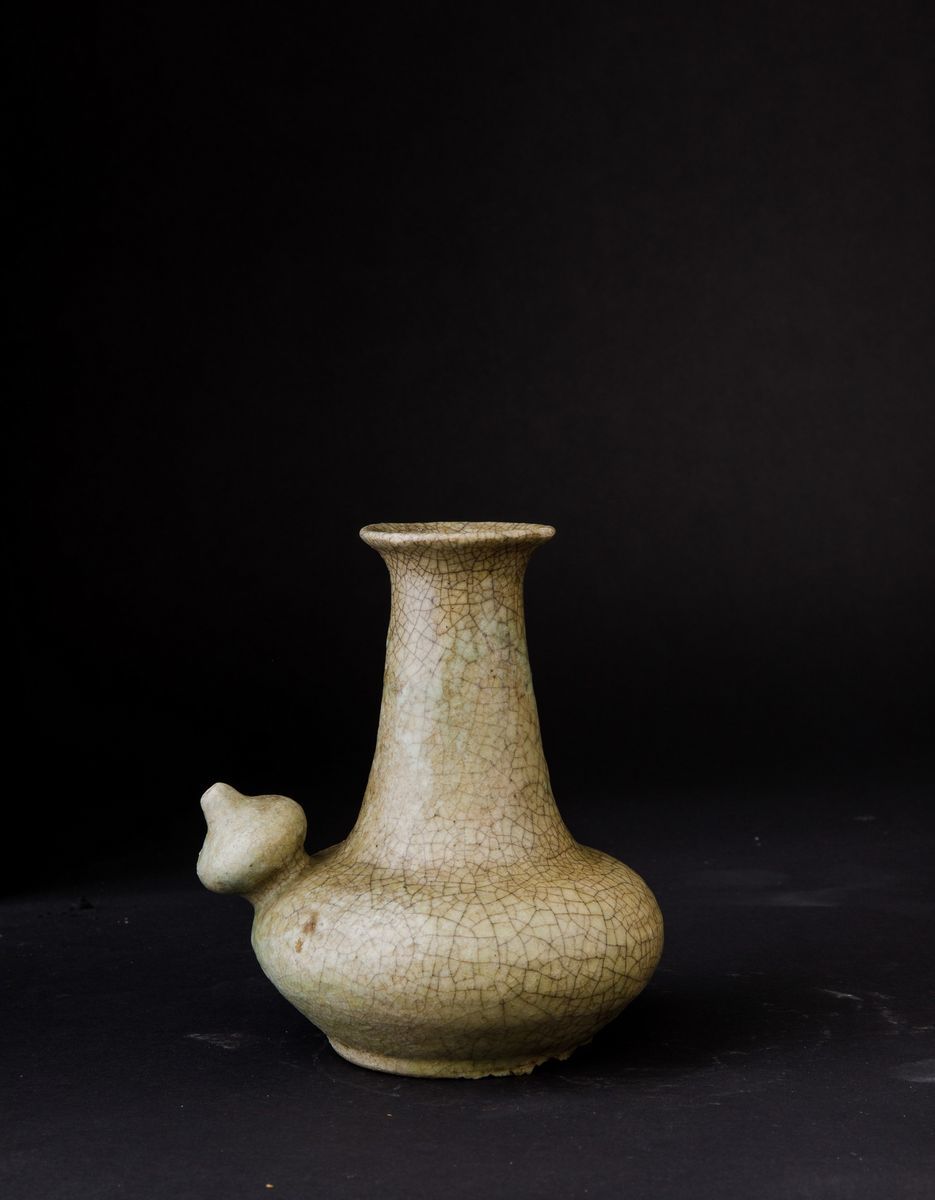 Versatoio in Porcellana Guan Color Celadon, Cina, Dinastia Qing, XIX Secolo