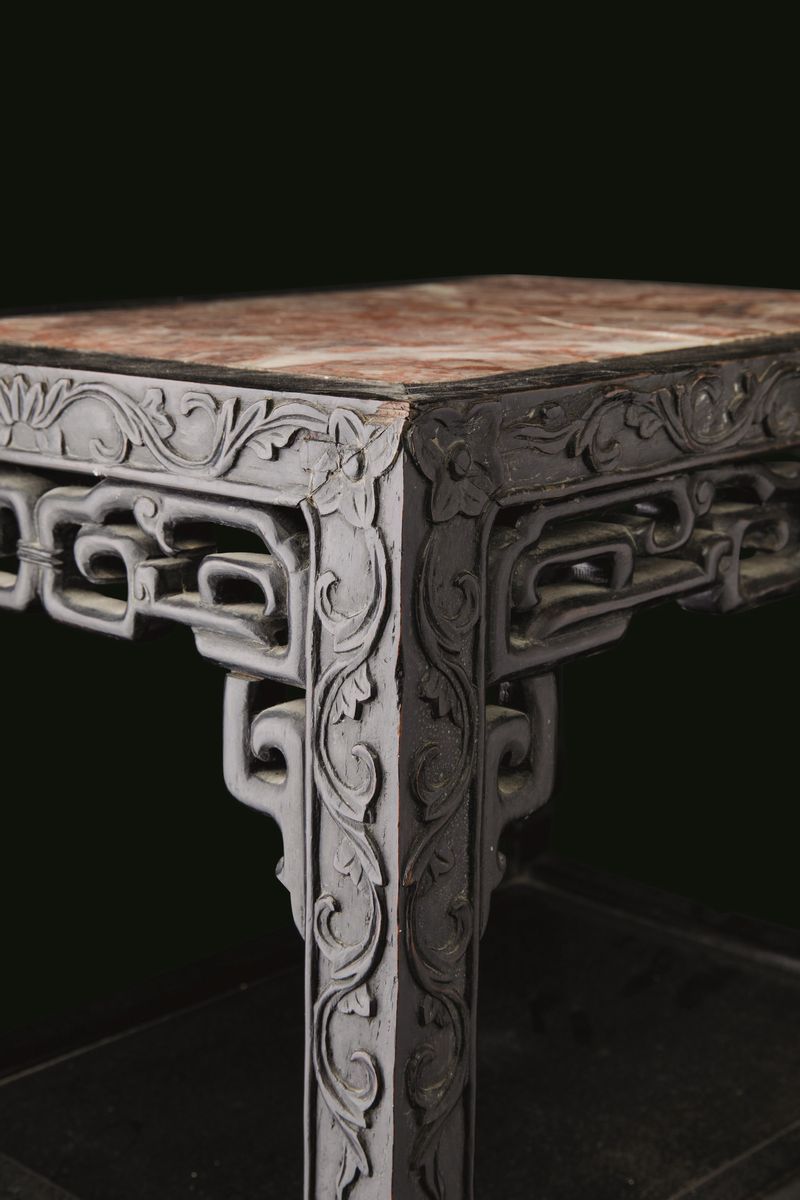 Tavolino Alto in Legno di Hongmu con Decori Floreali e Piano in Marmo, Cina, Dinastia Qing, XIX S...