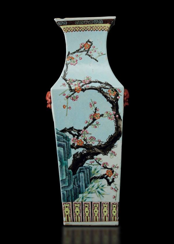 Vaso in porcellana a smalti policromi con raffigurazioni di rami in fiore, Cina, Dinastia Qing, epoca Guangxu (1875-1908)