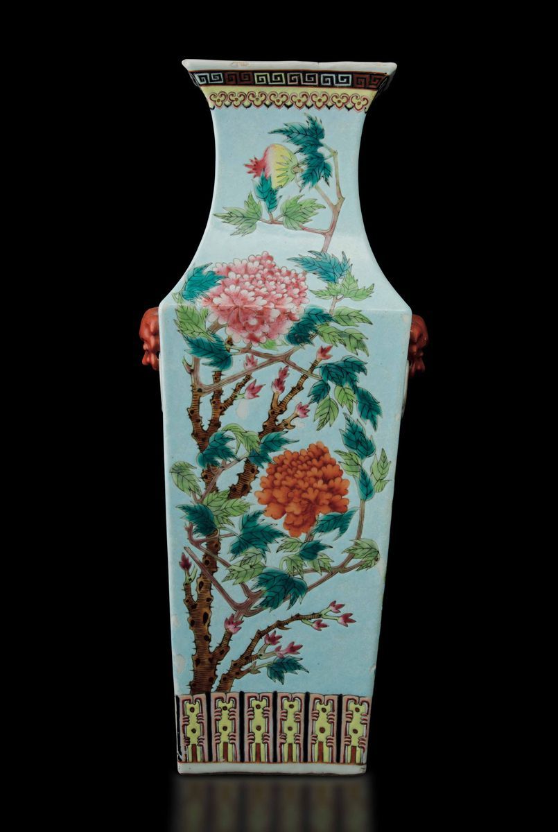 Vaso in Porcellana a Smalti Policromi con Raffigurazioni di Rami in Fiore, Cina, Dinastia Qing, E...
