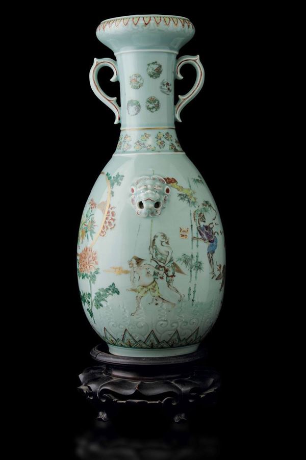 Vaso in porcellana Claire de Lune con lumeggiature oro, anse sagomate, mascheroni e figure di saggi, Cina, Dinastia Qing, epoca Daoguang (1821-1850)