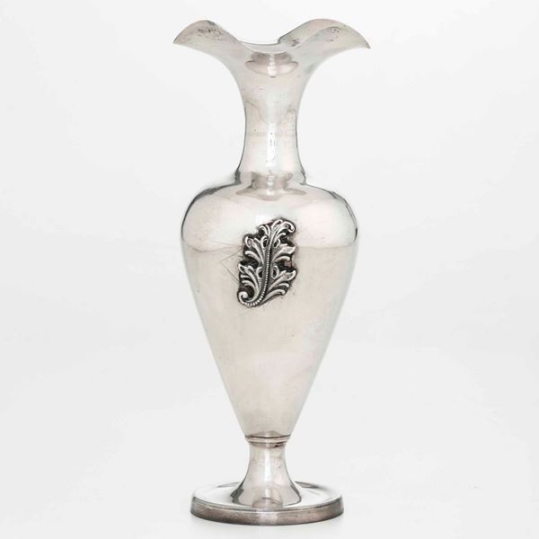 Vaso in argento. Argenteria italiana del XX secolo. Argentiere I.M.A. Alessandria