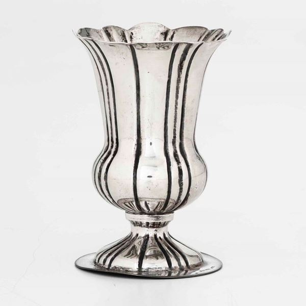 Piccolo vaso in argento. Argenteria italiana del XX secolo, Argentiere Stefani, Bologna