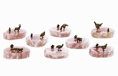 Otto Segnaposti in Quarzo Rosa e Argento Dorato a Tema Venatorio. Argenteria Italiana del XX Seco...