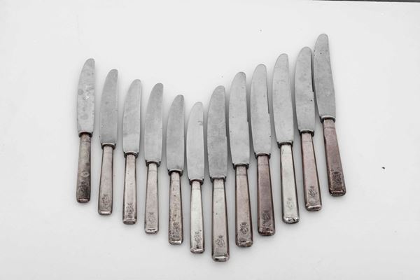 Lotto di 12 coltelli in argento. Germania, XIX secolo