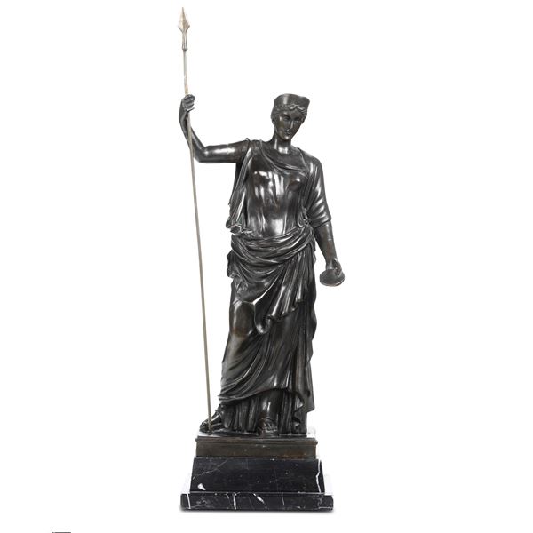 Figura di Dea in bronzo patinato. Fonditore francese del XX secolo