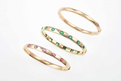 Lotto Composto da Tre Bracciali Rigidi con Rubini e Smeraldi