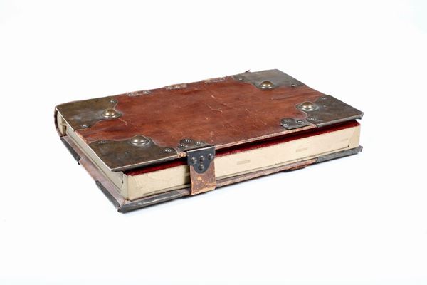 Contenitore “finto libro” (inventario 84) Legatura in mezza pelle e borchie in ottone