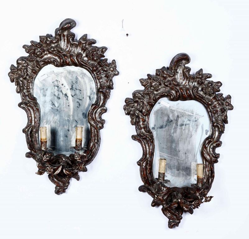 Coppia di candelabri a specchio in legno intagliato, reggiceri metallici con motivi floreali  a doppio braccio, XIX secolo  - Auction Antiques | Timed Auction - Cambi Casa d'Aste