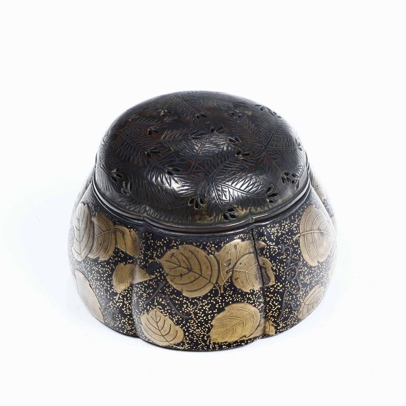 Scatola con coperchio traforato e decorazione a foglie in oro. Giappone XX secolo  - Auction Antiques | Timed Auction - Cambi Casa d'Aste