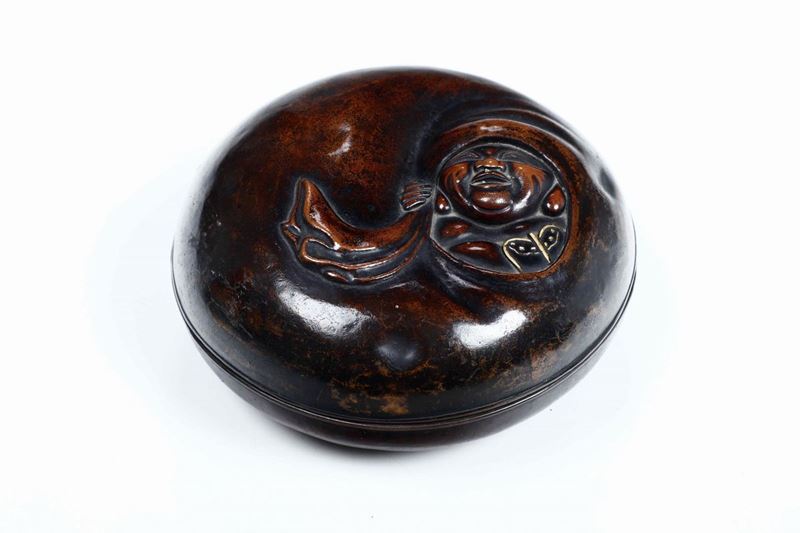 Scatola sferica con coperchio ornato da un volto a rilievo. Giappone  - Auction Antiques | Timed Auction - Cambi Casa d'Aste