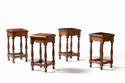 Quattro Sgabelli in Legno con Gambe Tornite a Fuso. XXI Secolo