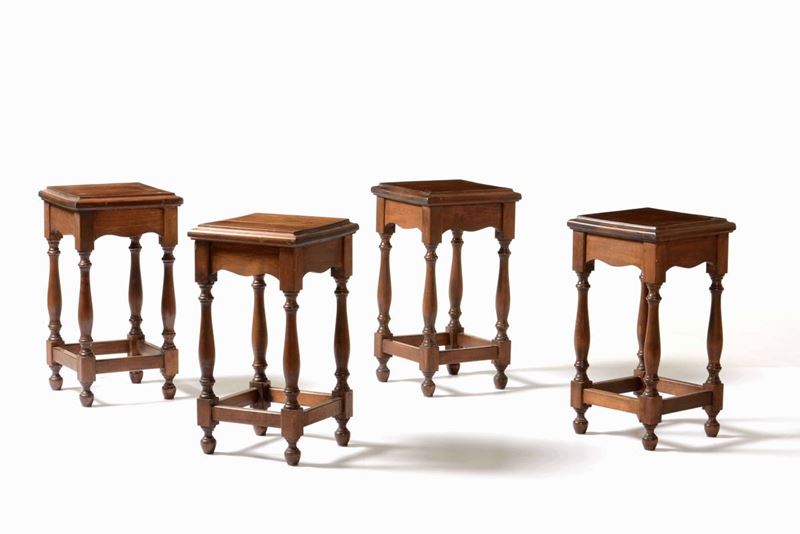 Quattro sgabelli in legno con gambe tornite a fuso. XXI secolo  - Asta Antiquariato | Cambi Time - Cambi Casa d'Aste
