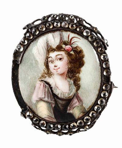Spilla con Miniatura su Rame (?) con Giovane Donna Sorridente. XIX Secolo
