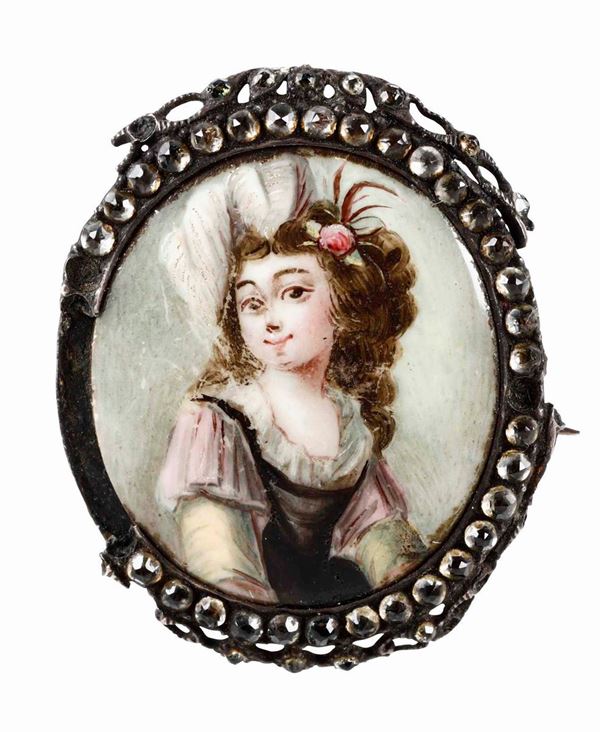 Spilla con miniatura su rame (?) con giovane donna sorridente. XIX secolo