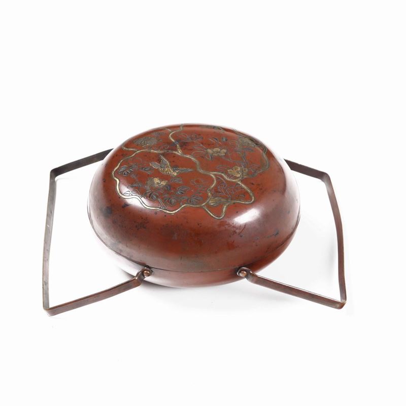 Scatola in bronzo intarsiata in ottone a fiori e volatile. Giappone fine XIX secolo  - Asta Una Proprietà Lombarda | Cambi Time - Cambi Casa d'Aste
