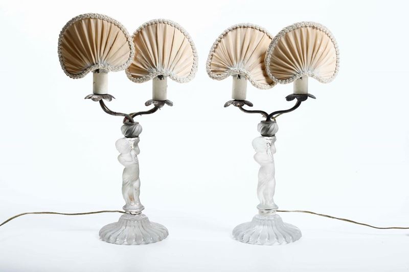 Coppia di lampade da tavolo in vetro opaco a fattezze di putto reggicero  - Auction Antiques | Timed Auction - Cambi Casa d'Aste