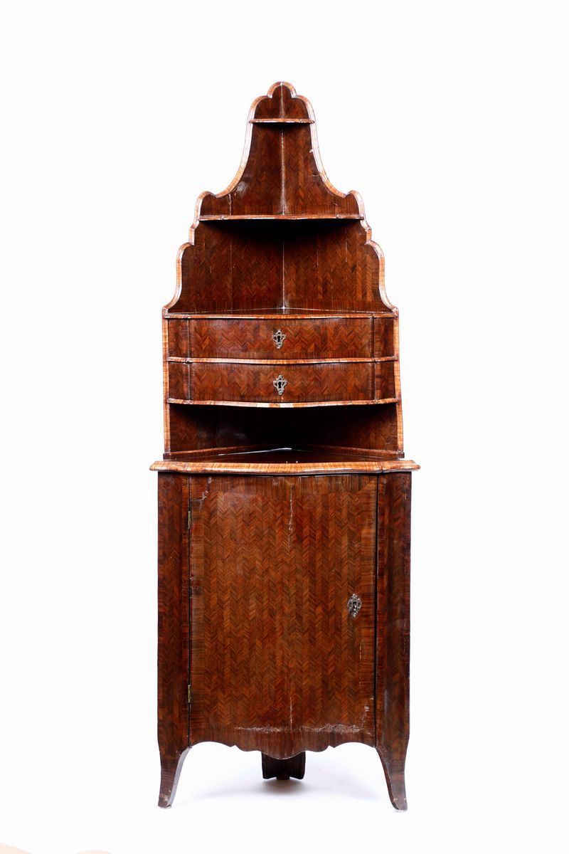 Angoliera impiallacciata con profilo sagomato, XIX secolo  - Auction A Lombard Property | Cambi Time - Cambi Casa d'Aste