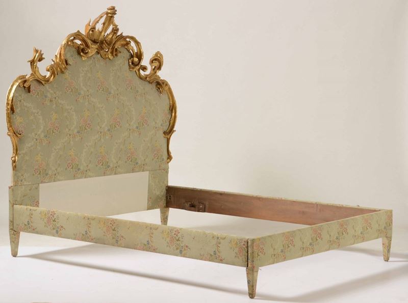 Letto rivestito in tessuto con testata in legno dorato a volute, XIX secolo  - Auction Antiques | Timed Auction - Cambi Casa d'Aste