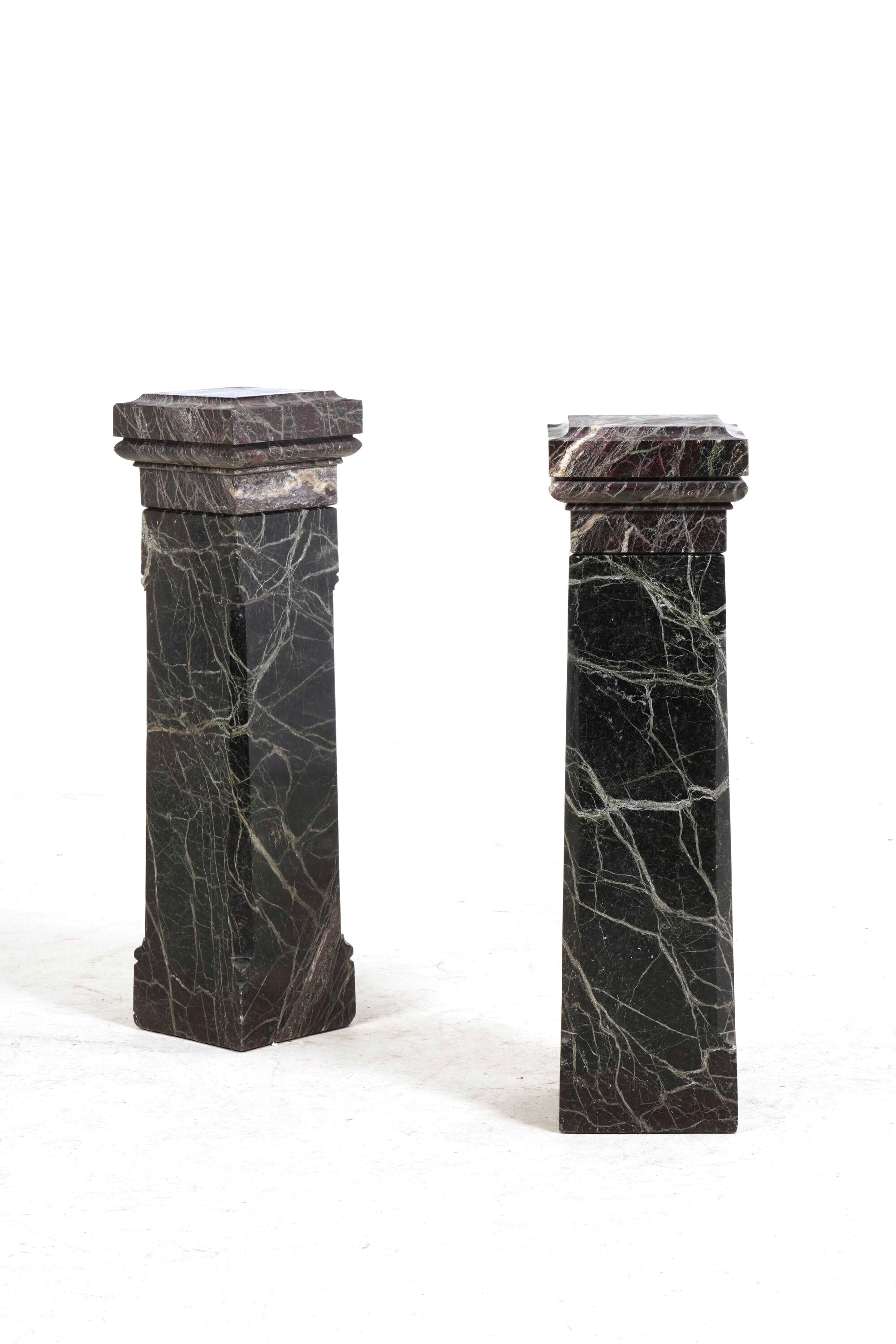 Coppia di Colonne Quadrangolari in Marmo Verde