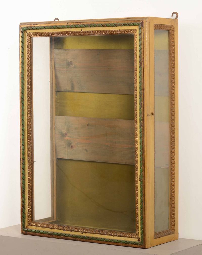 Vetrinetta con profili in legno e tre ripiani  - Auction Antiques | Timed Auction - Cambi Casa d'Aste