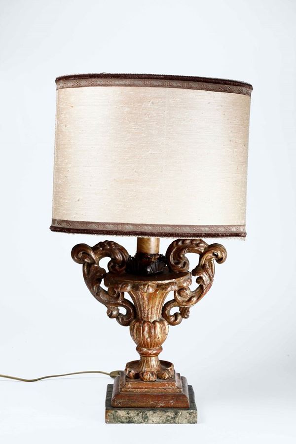 Lampada con basamento ad ansa in legno e paralume di stoffa