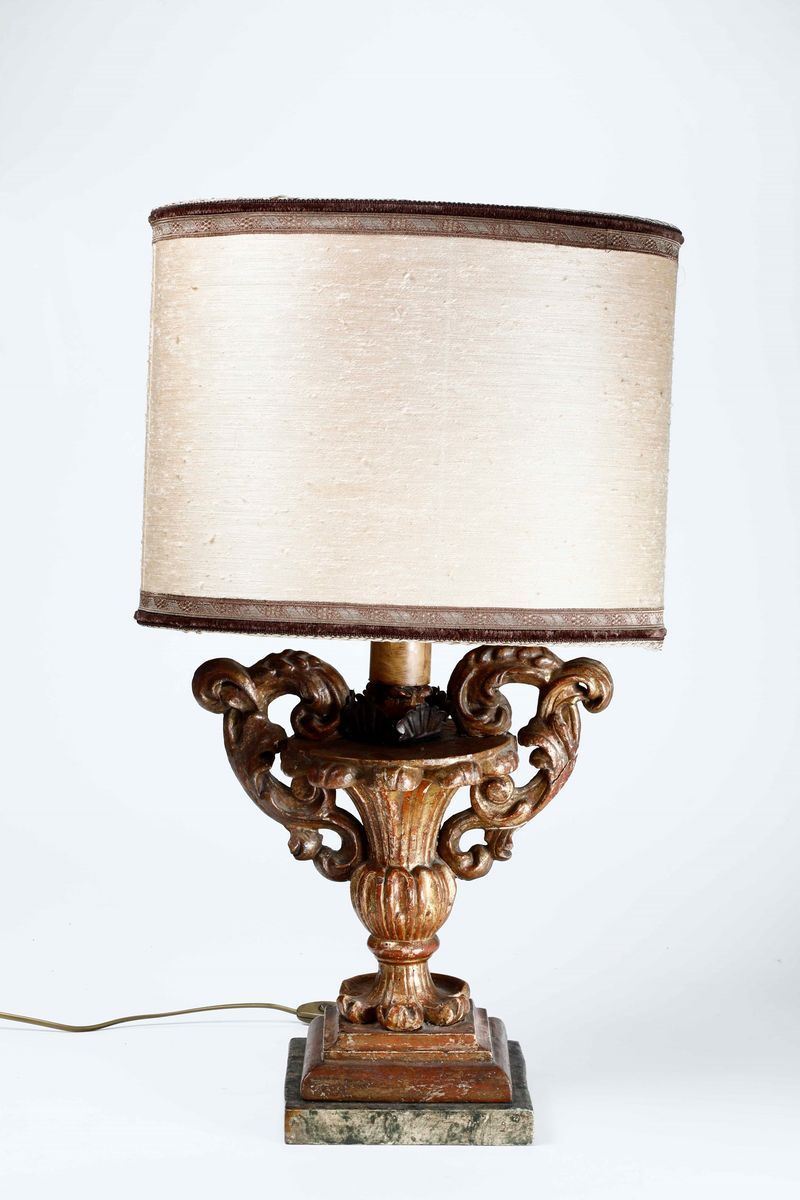 Lampada con basamento ad ansa in legno e paralume di stoffa  - Asta Antiquariato | Cambi Time - Cambi Casa d'Aste