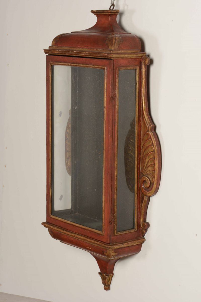 Teca/vetrinetta in legno intagliata e dipinta  - Auction Antiques | Timed Auction - Cambi Casa d'Aste