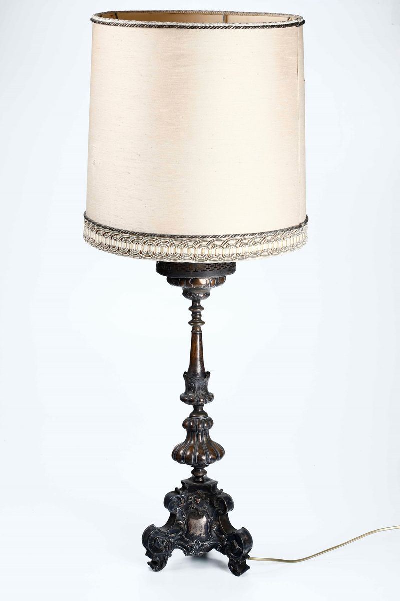 Lampada da tavolo con basamento in metallo a balustro  - Asta Antiquariato | Cambi Time - Cambi Casa d'Aste