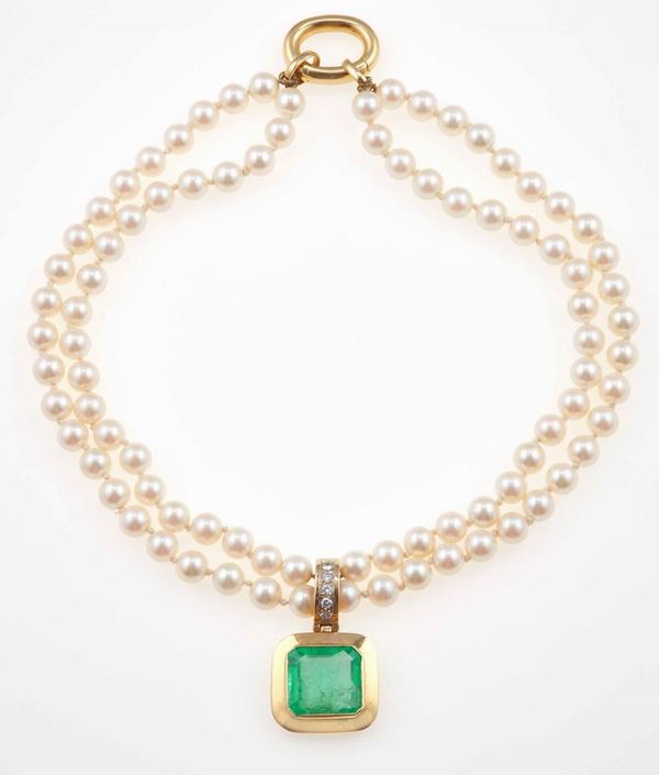 Girocollo a due fili con perle coltivate, smeraldo Colombia di ct 12.00 circa e diamanti
