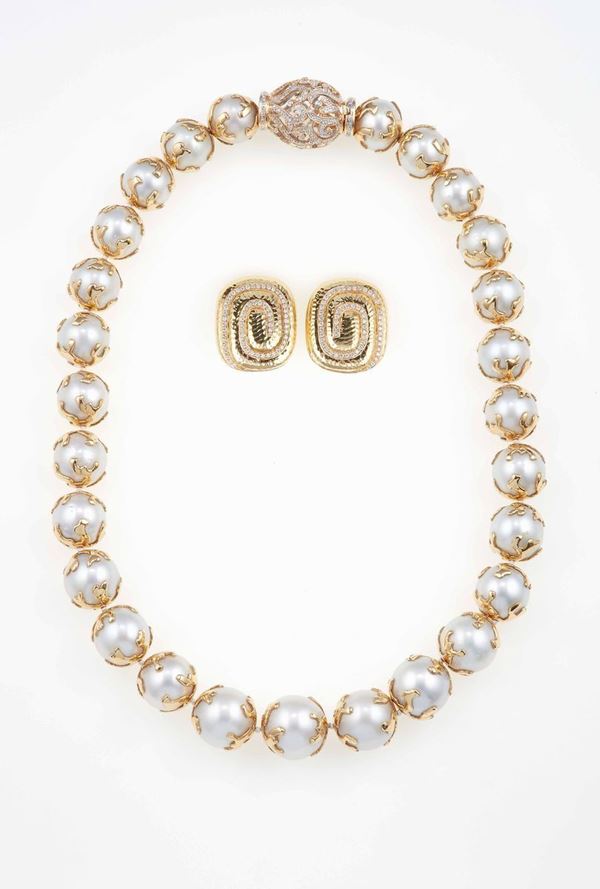 Collana formata da 27 perle australiane, di alta qualitÃ , e diamanti taglio huit-huit ed un paio di orecchini con diamanti taglio brillante