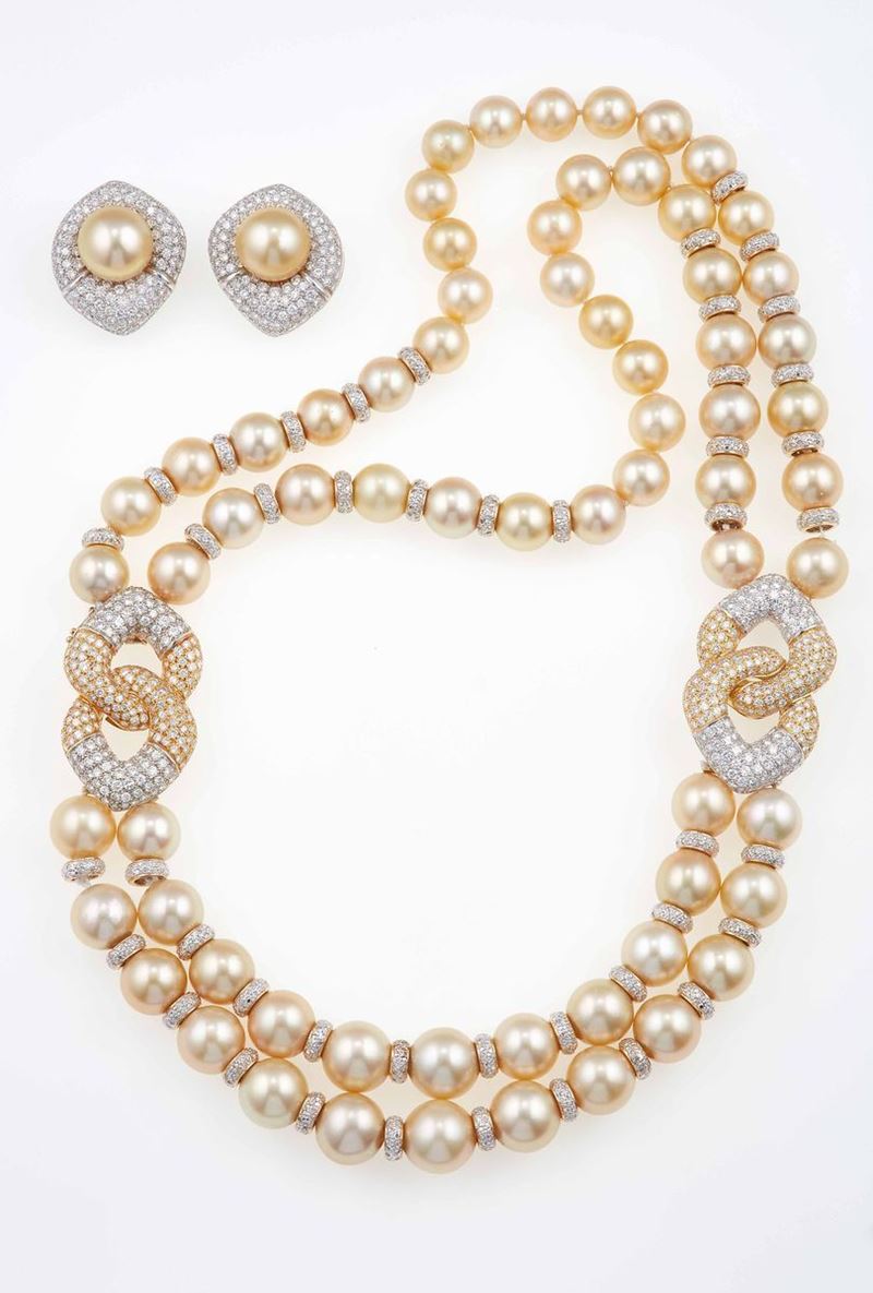 Parure formata da collana di perle gold, di buona qualitÃ , ed un paio di orecchini con diamanti taglio brillante  - Auction Fine Jewels - III - Cambi Casa d'Aste