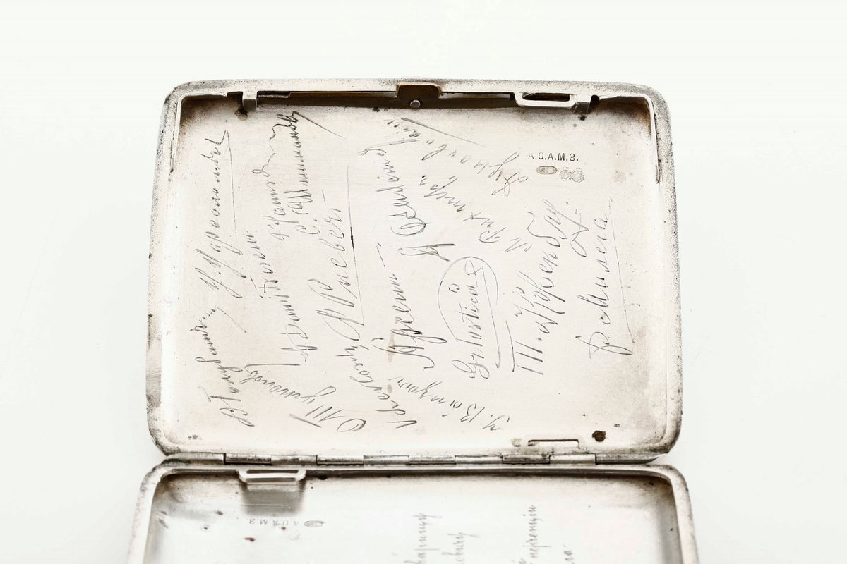 Porta Sigarette Argento Fuso, Sagomato, Cesellato e Applicazioni in Oro Mosca, Gusto del Primo XX...