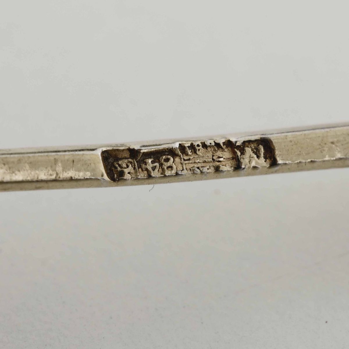 Insieme di Sette Cucchiai Argento Fuso, Sbalzato, Cesellato e Dorato Mosca, Bolli di Titolo per g...