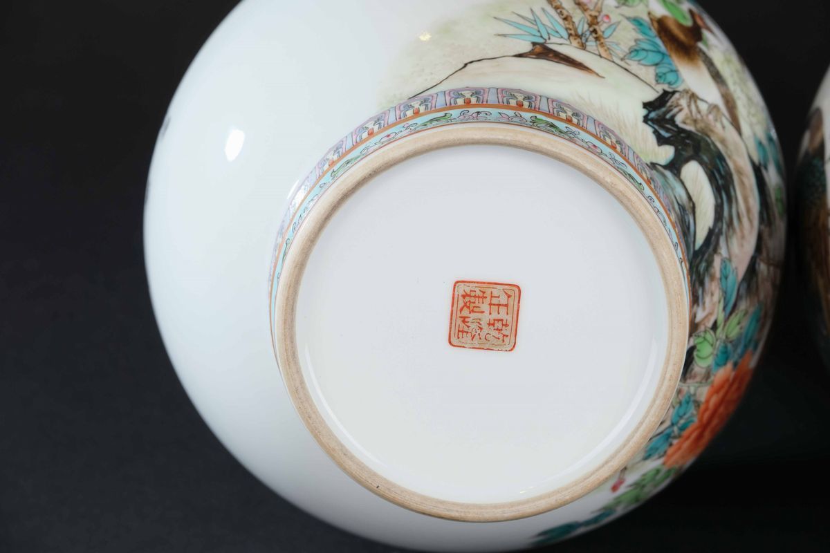 Coppia di Vasi a Bottiglia con Figure di Pavoni e Decori a Fiori di Loto, Cina, XX Secolo