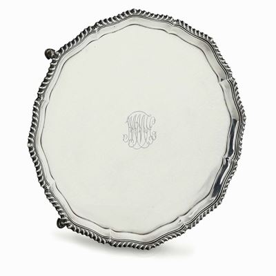 Salver Argento Fuso, Sbalzato e Cesellato. Marchio della Cittã di Londra per L'anno 1927 Dell'arg...