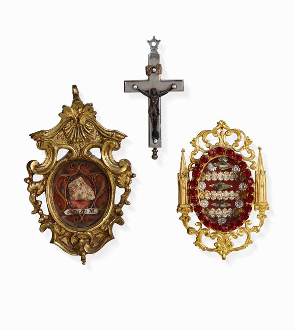 Due cornice una croce stauroteca Metallo dorato e argento Arte italiana del XVIII-XIX secolo