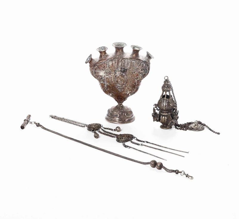 Lotto comprendente vasetto a forma di cuore, turibolo in miniatura e due chateleine. XIX secolo  - Auction From Lombard mansions - Cambi Casa d'Aste